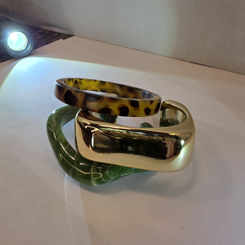 Set of Three Beautiful Acrylic Bangle Bracelets in Tortoise and Gold NWOT - Picture 4 of 5
